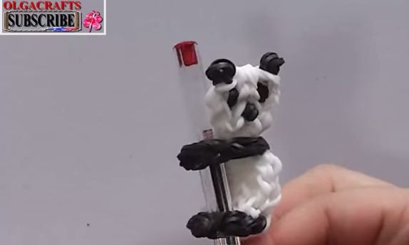 панда из резинок на ручке 