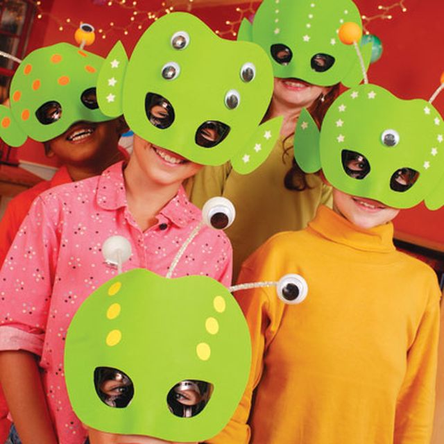 Дети в масках инопланетян