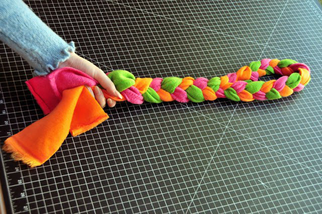 Плетеная игрушка из флиса для собаки-3