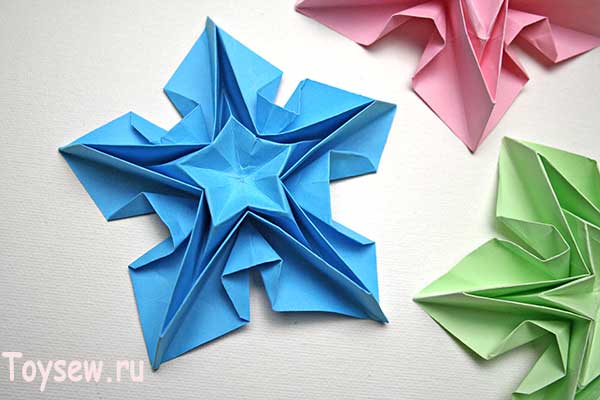 Как сделать новогодние украшения своими руками: как вырезать бумажные снежинки и украсить дом